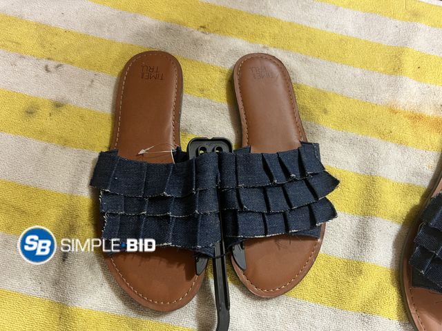 Lot 58-33910 - 2 New time and tru sandals slid on 2 new pair of time and tru size 7