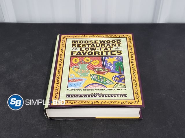 Lot 58-36592 - Hardcover Moosewood Restaurant Low-Fat Favorites, Flavorful Recipes for Healthful Meals Book