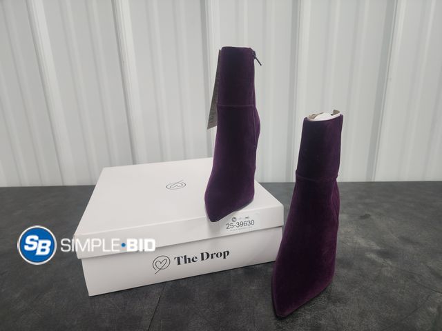 Lot 58-39630 - The Drop Gina Dark Purple Velvet Boots - Size 6 - NEW