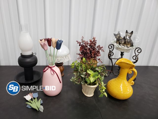Lot 58-74394 - Lot of Vases, Fake Flowers, and more Decor - used but in good condition