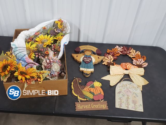 Lot 58-72819 - Box Full of Various Home Decor Items - Door Hangers - Used