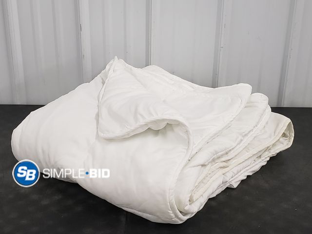 Lot 58-75765 - White Comforter , Full/Queen Size - Light Use
