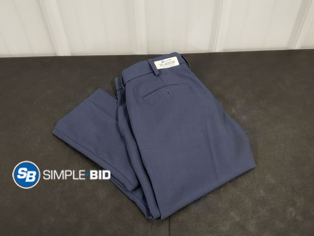 Lot 58-40539 - MEN'S Van Heusen Dress pants -- SIZE 29X30 - light use