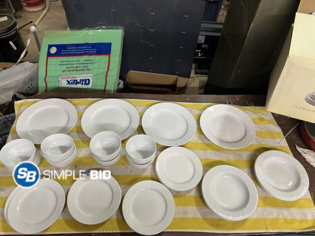 Lot 58-60652 - 24 Piece Dinnerware Set