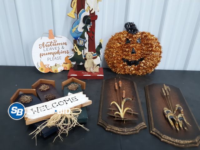 Lot 58-74404 - Lot of Wooden Decorations -- Wooden Santa, Welcome Sign -- Fall Decor, and much more - used but in g...
