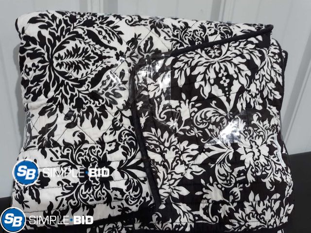 Lot 58-25121 - Quilt - Reversible White &amp; Black or White/black/Floral - 50 x 60"