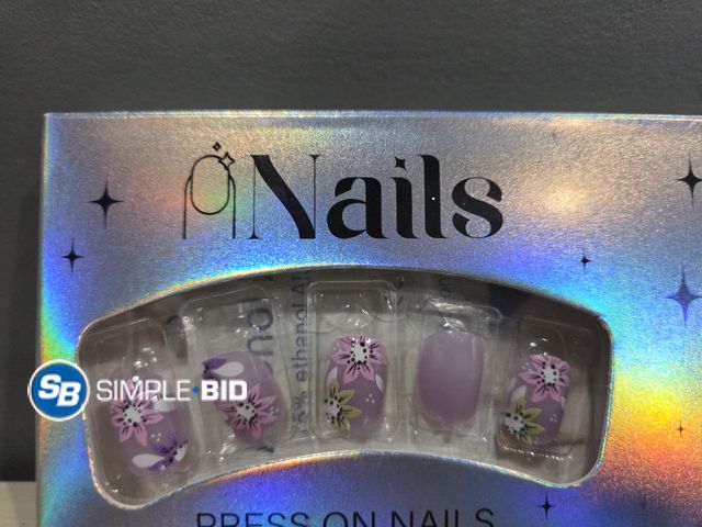Lot 58-57739 - New 24 piece Press on nails - super cute -- Think Spring