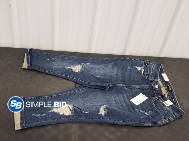 Lot 58-77816 - New Women's Judy Blue Capri Jeans High Waist - with a distressed look to it - SIZE 14w