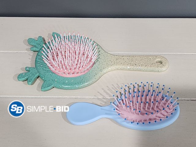 Lot 58-38311 - New Oumigiz cute mini hairbrushes 2 pack