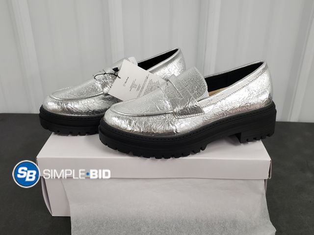 Lot 58-39932 - The Drop Ryan Silver Crinkle Metalic Shoes - Size 8.5 - New