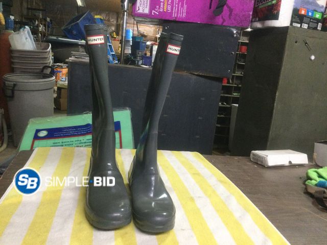 Lot 58-60653 - Hunter Rubber Boots in original gloss green color
size 8m 9f