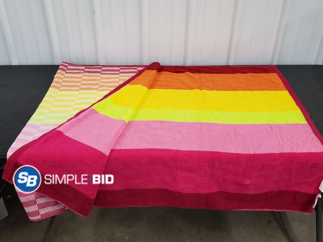 Lot 58-67103 - Trident Cotton BEACH TOWEL! 40" x 72" - appears unused (does have a couple of snags)