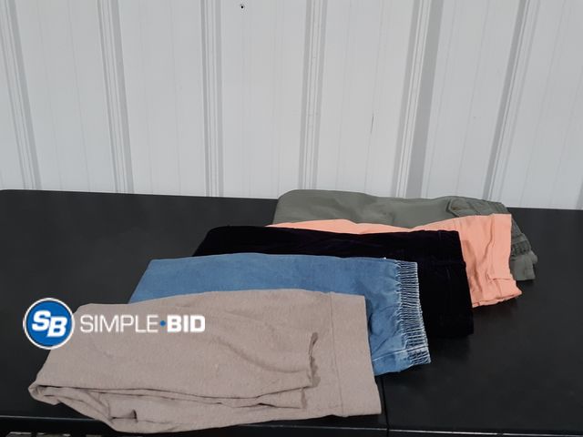 Lot 58-35071 - Lot of WOMEN'S pants -- jeans -- leggings - various sizes and styles -- sizes Range from 10-18 - use...