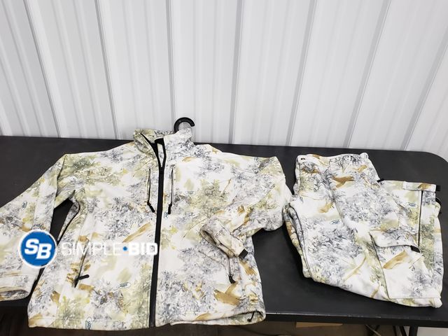 Lot 58-74874 - Set of (2)  MEN'S Guide's Choice Hunting jacket and pants - SIZE XL - in good condition - light use