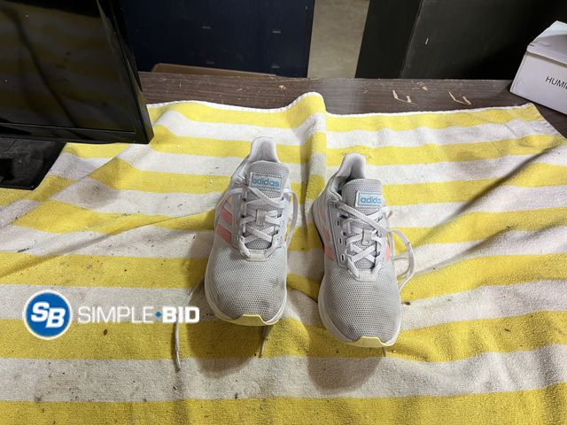 Lot 58-60709 - Adidas White Tennis  Shoes- Size 4