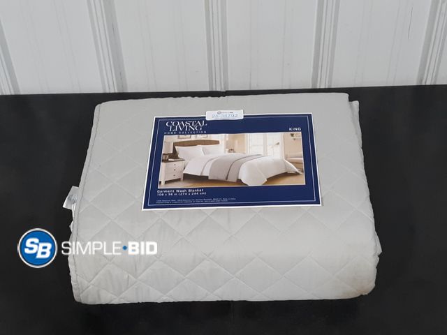 Lot 58-34792 - GARMENT WASHED BLANKET KING, 100% POLYESTER, 108X96" - appears unused - out of package