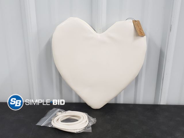 Lot 58-59362 - 3AM Forever Faux Leather Heart Shaped Purse, White