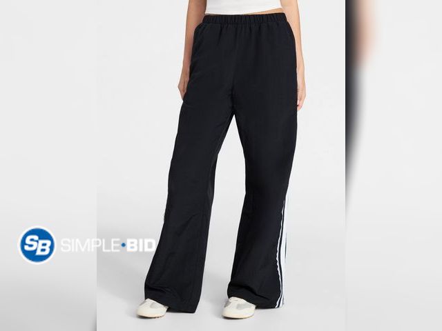 Lot 58-69159 - New No Boundaries Lace Side Stripe Track Pants, 30.5'' Inseam, Women's SIZE L