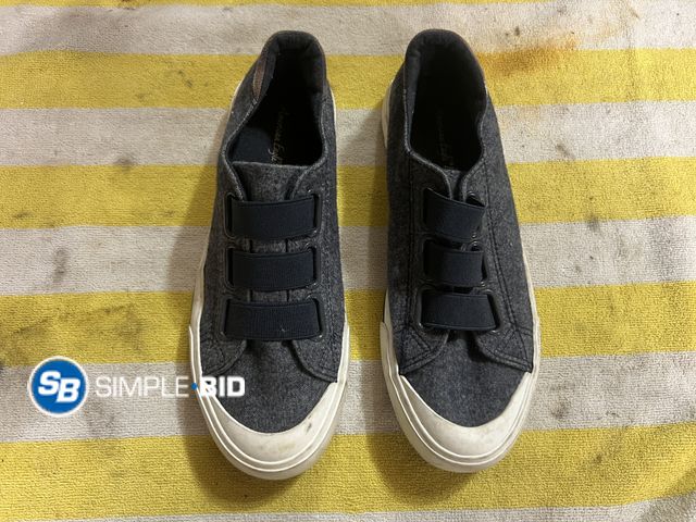 Lot 58-33914 - 1 American Eagle slip ons American Eagle size 7.5 slip on shoes