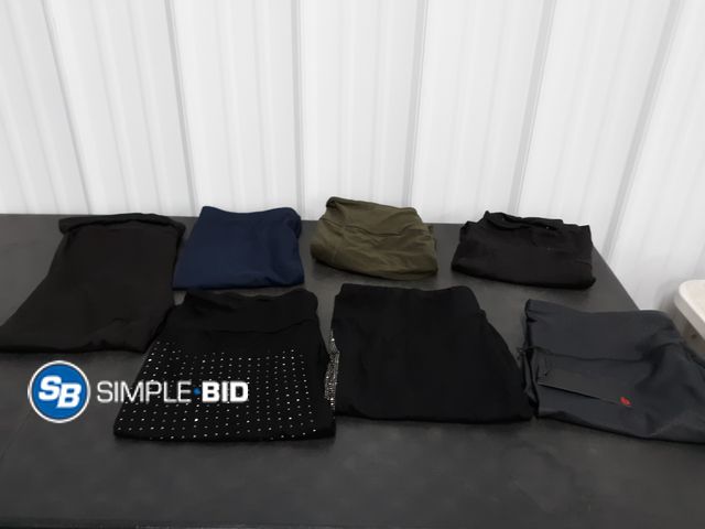 Lot 58-77800 - CLOTHING! Lot of Women's Bottoms from skirts, shorts, leggings, and more - sizes range from 1xl/2xl ...