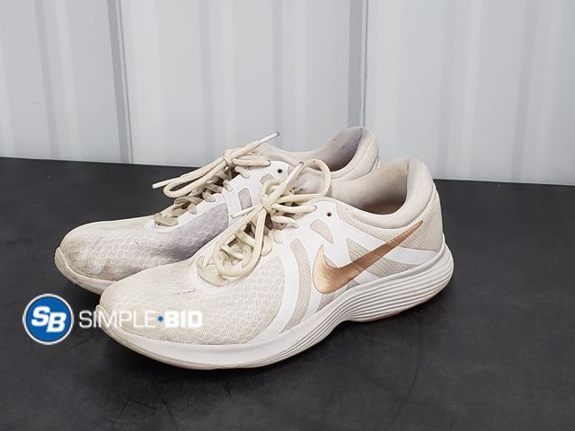 Lot 58-67719 - Women's NIKE Shoes - SIZE 8.5 - used but in good condition