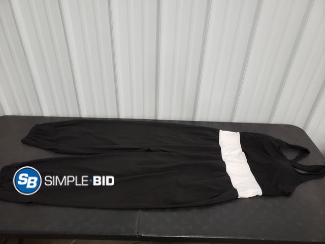 Lot 58-67722 - Women's Black and White jumper with built in Bra - SIZE 2XL - light use - in good condition