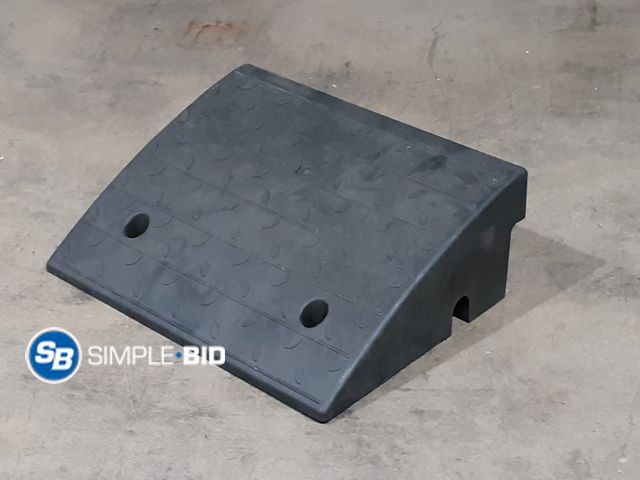 Lot 58-35371 - New Rubber Curb Ramp,6" Rise Height,11023Ibs, Capacity Driveway Ramps,18.9" L x 18.9" W,Capacity Thr...