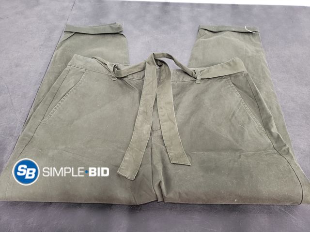 Lot 58-73633 - Banana Republic Chino Pants - Size 12 - Used
