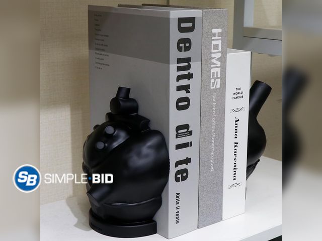 Lot 58-59275 - New mildahjoy Heart Bookends, Handmade Heart Decorative Resin Book Shelf Organizers Book Holders She...