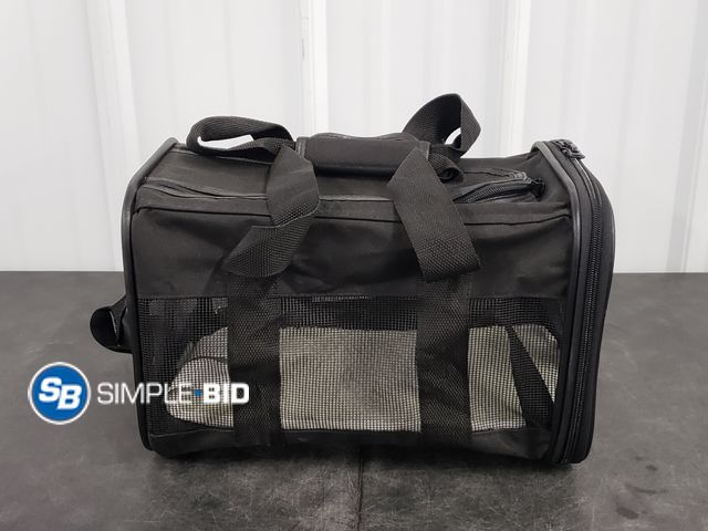 Lot 58-31095 - Amazon Basics Small Pet Carrier - appears unused