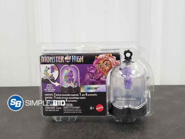 Lot 58-60332 - New Monster High Pet Keychains, Animal Figures with Accessories and Buildable Terrarium