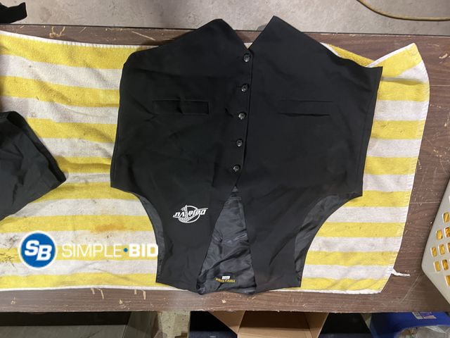 Lot 58-33899 - 1 Henry Segal vest Size xl Henry Segal Deja vu vest