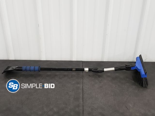 Lot 58-84447 - Extendable Snow Brush - Light use