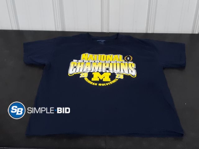 Lot 58-17888 - University of Michigan T shirt - Size L - Light use