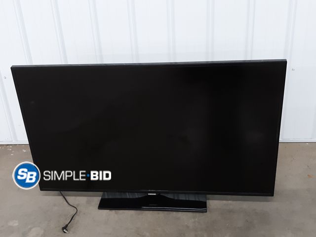 Lot 58-38774 - 55" Samsung TV - Works Great - NOT SMART TV!! - Comes with Power Cord and remote