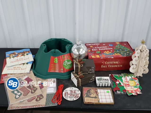 Lot 58-41239 - CHRISTMAS! Lot of Christmas Decor, Ornaments, and much more - unused