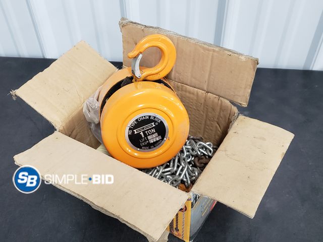 Lot 58-67707 - HS Chain Block with Chains 1 Ton - used but in good condition