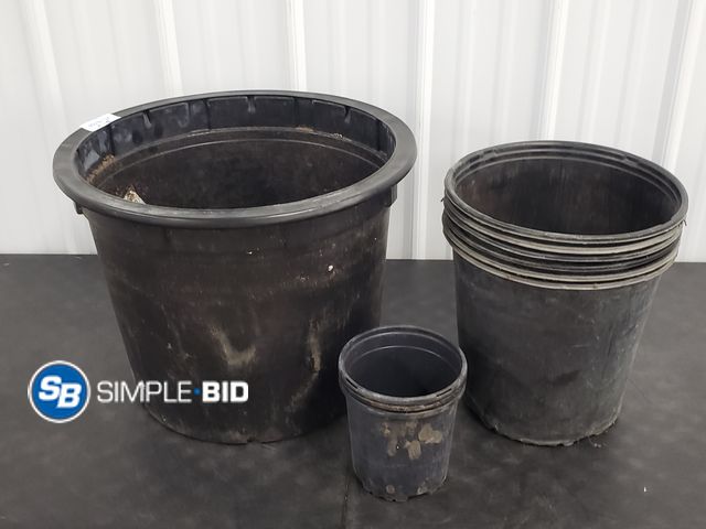 Lot 58-74784 - Lot of Outdoor Planters