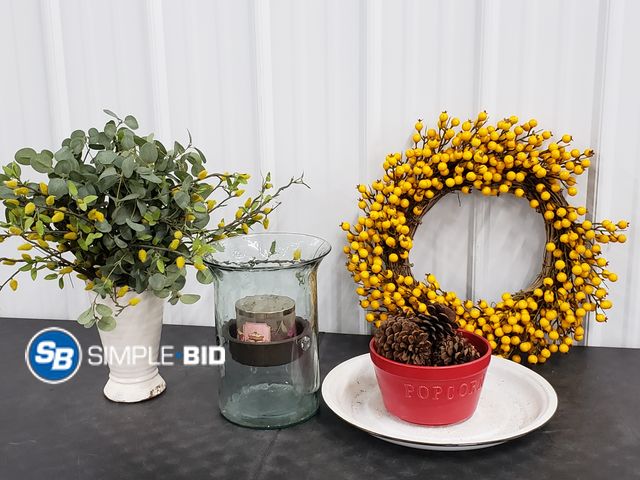 Lot 58-77884 - Lot of Decorative Home Decor including Wreaths, Candles and much more - used but in good condition