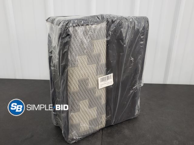 Lot 58-39165 - New Outdoor Beach Rug - 5' x 7'  Gray Color