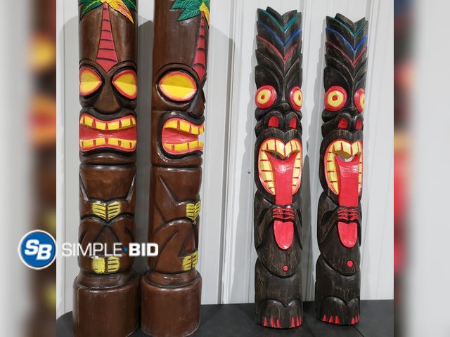 Lot 58-27253 - Set of Tiki Poles Decor - 1 is cracked a little
