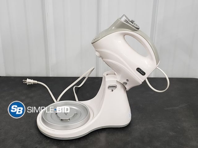 Lot 58-57758 - SunBeam Mixer - does not come with bowl - used but in good condition