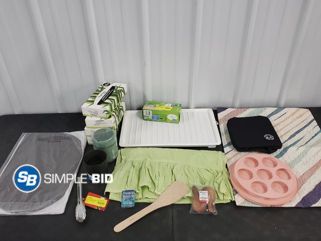 Lot 58-39082 - Lot of Household KITCHEN supplies - including sandwich bags, lunch bag, Tissues and more - unused