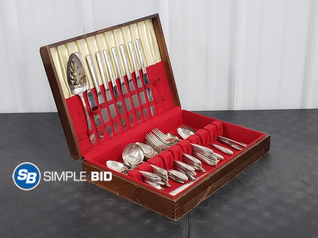 Lot 58-67526 - Silverware Set (Tudor Plate Oneida-Community) in Wood Case