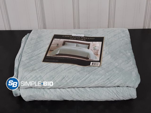 Lot 58-34810 - Christian Siriano New York Luxury 3 piece Bedding Set - 1 quilt 2 shams - QUEEN SIZE - appears unuse...