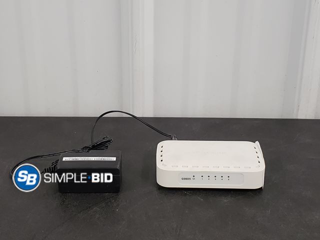 Lot 58-58804 - Netgear 5 port Gigabit ethernet Switch - Light use