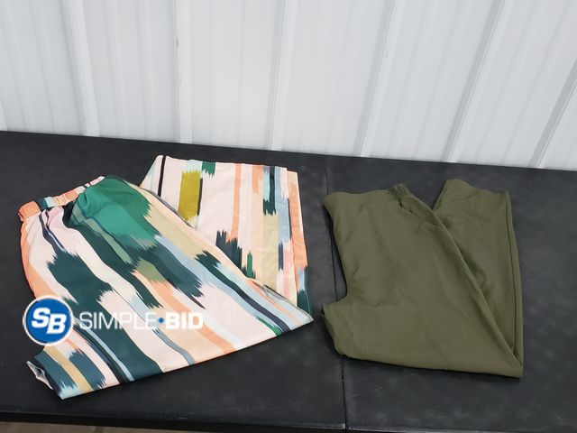 Lot 58-77597 - Lot of (2) Pairs of Women's Pants - Size L