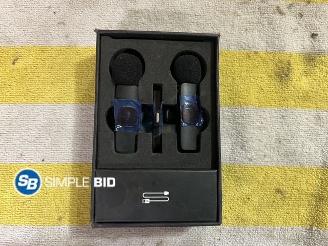 Lot 58-33841 - Bluetooth Microphone Set for Apple set wireless new