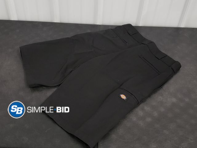 Lot 58-58191 - MEN'S Dickies Relaxed Fit shorts - SIZE 33