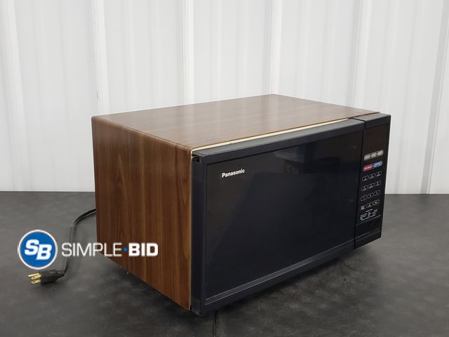 Lot 58-67919 - Panasonic Microwave - Used - Needs a Good Cleaning